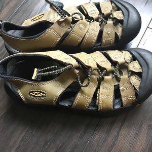 Keen unisex color sandals- like new condition